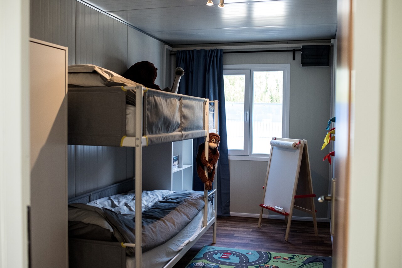 Nooddorp Antwerpen — ingerichte kinderkamers in containerunits