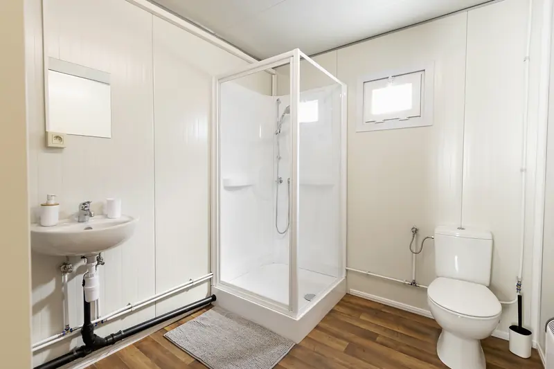 Badkamer met douche, lavabo en toilet