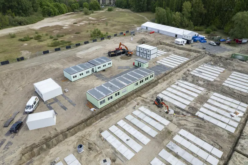 Luchtfoto van de werf in april 2022: betonplaten en de eerste containerunits