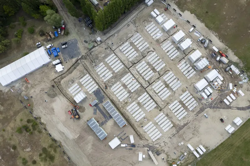 Luchtfoto recht van boven met de rijen units in opbouw