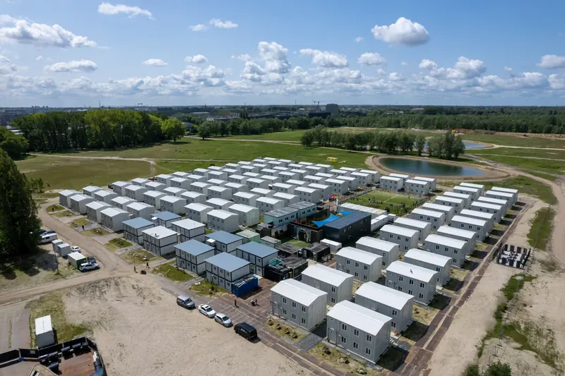 Luchtfoto van het nooddorp aan de Middenvijver in het groen